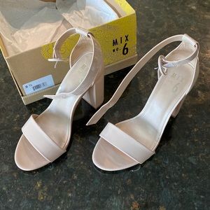 Mix no 6 sandals.  Size 8.5